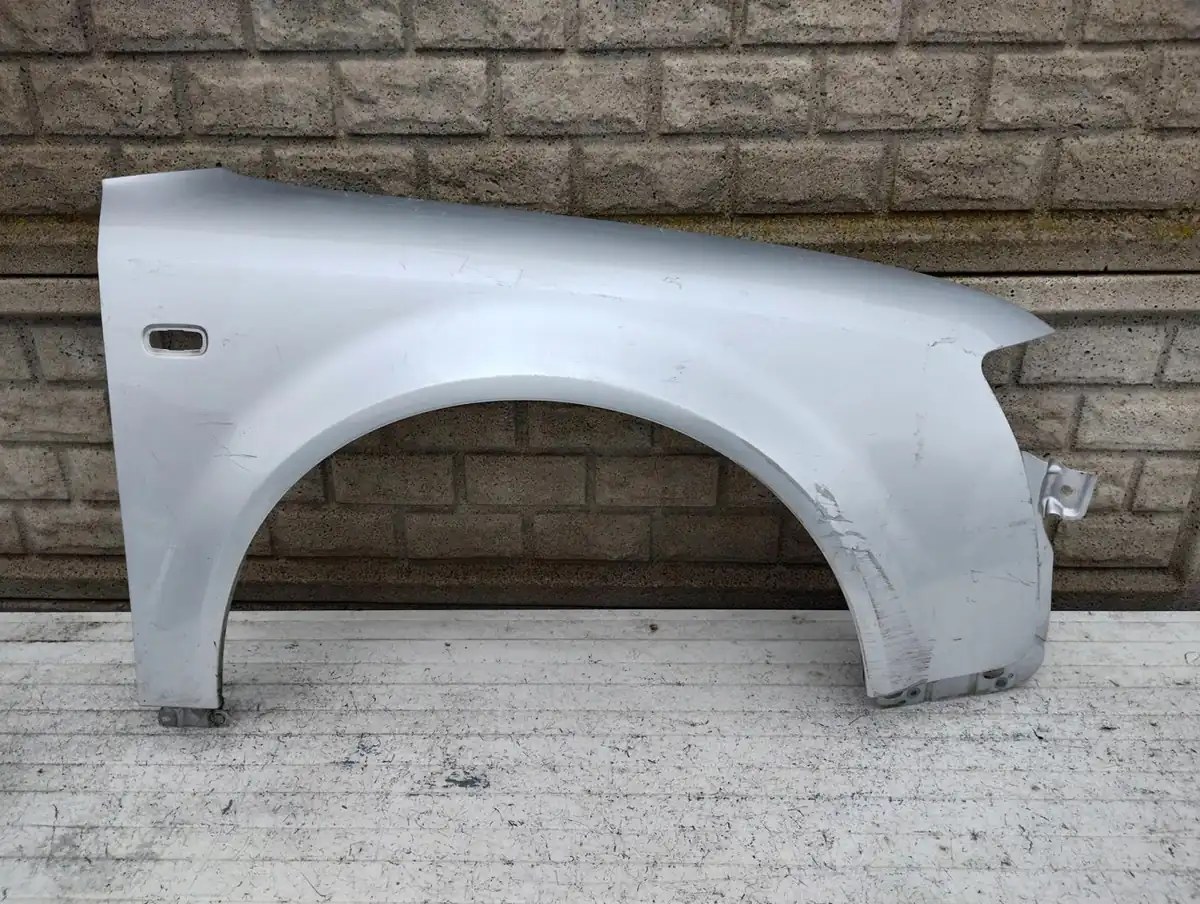 Aripa fata dreapta Audi A4 B6 8e0 Malysz 00 04