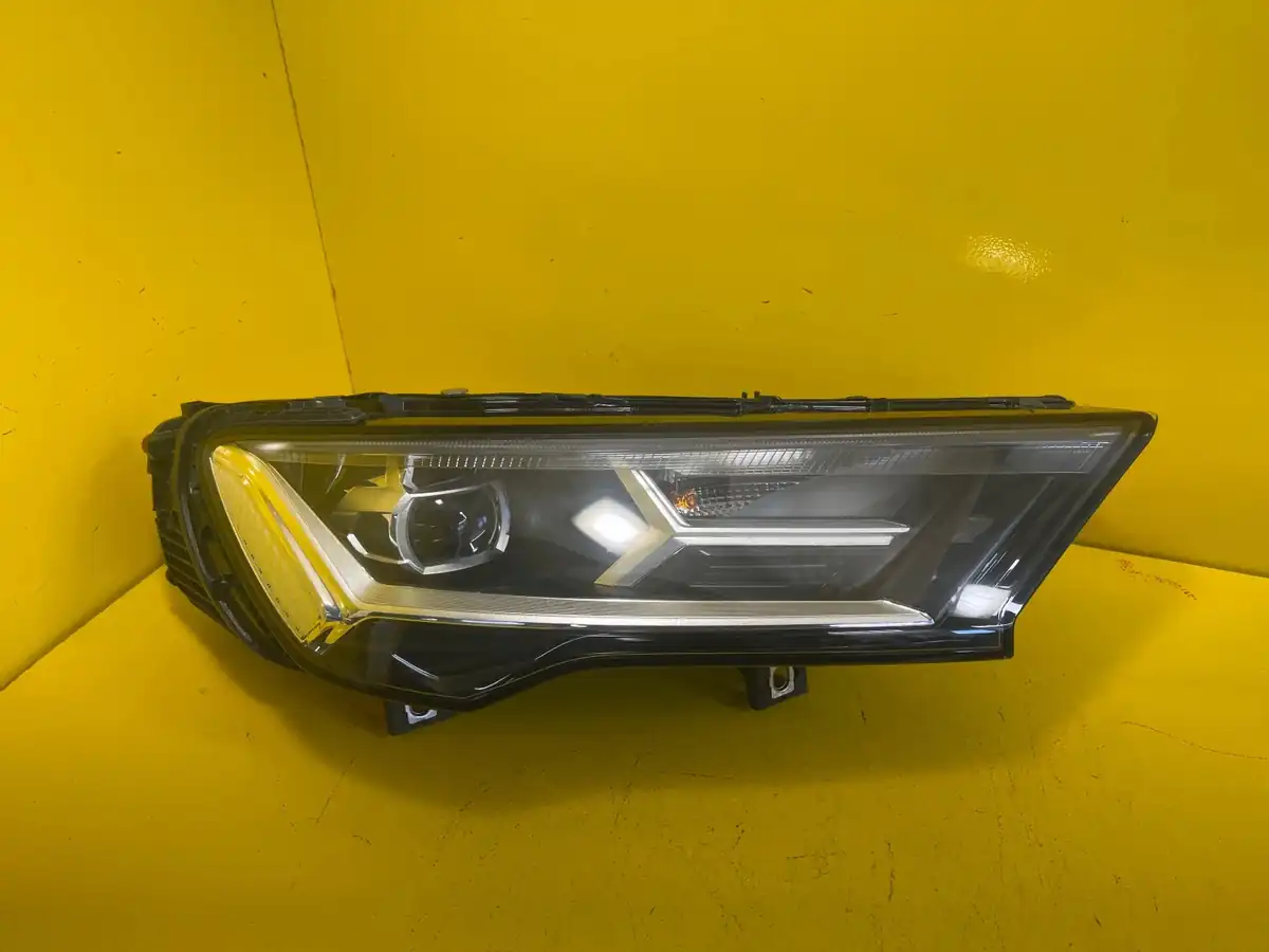 Far Dreapta Audi Q7 Bixenon