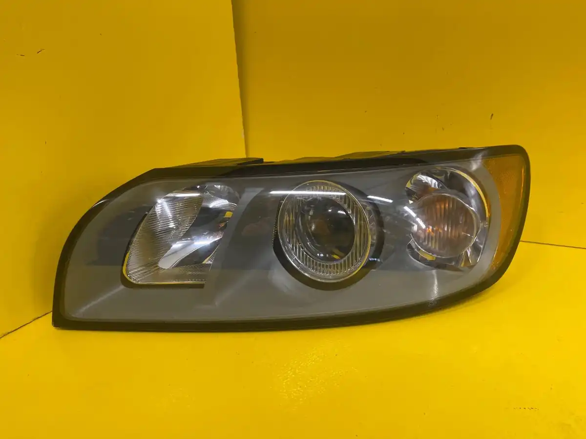 Far Volvo V50 04