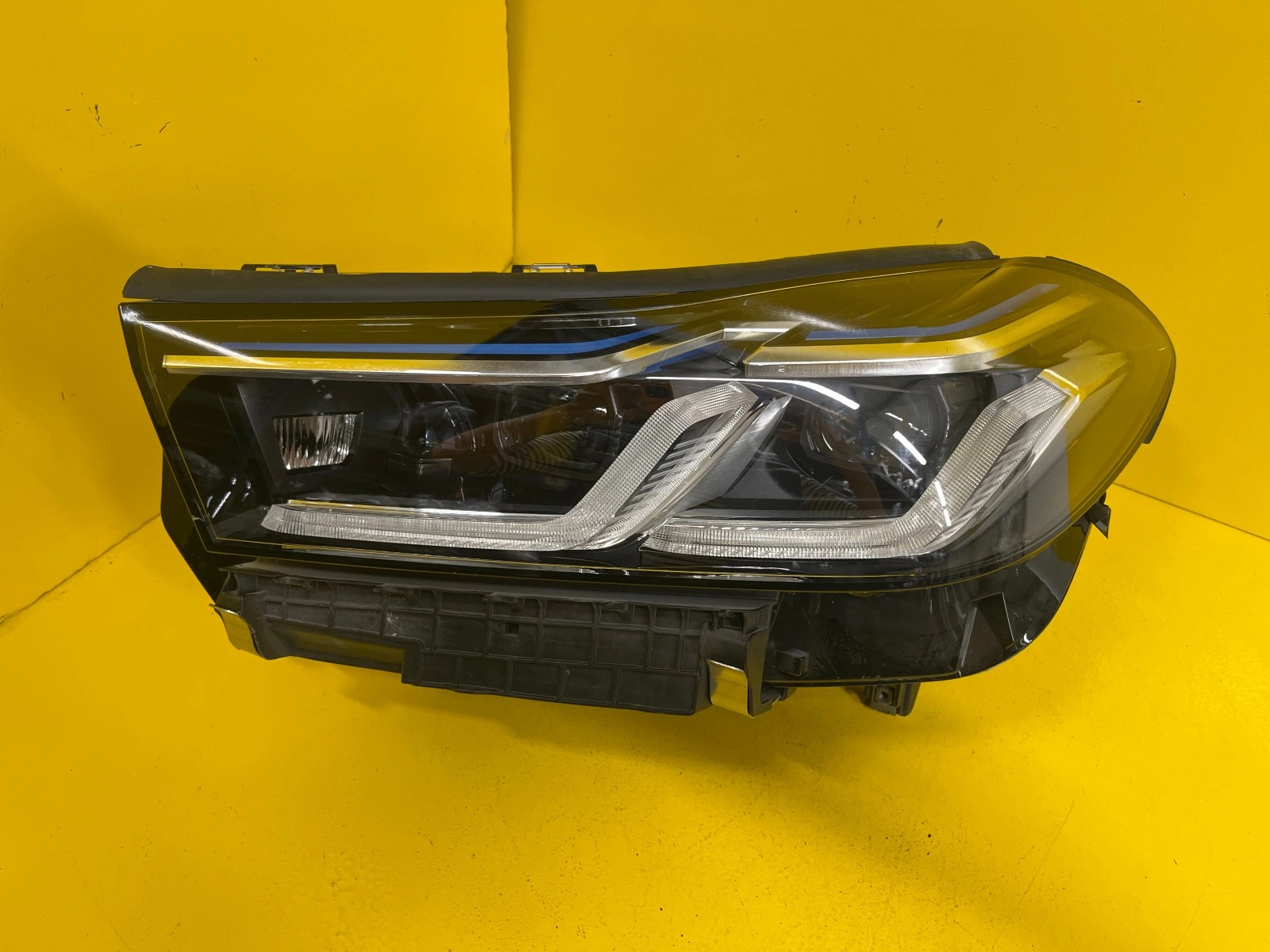 Far Stanga BMW Seria 5 G30 Facelift Laser