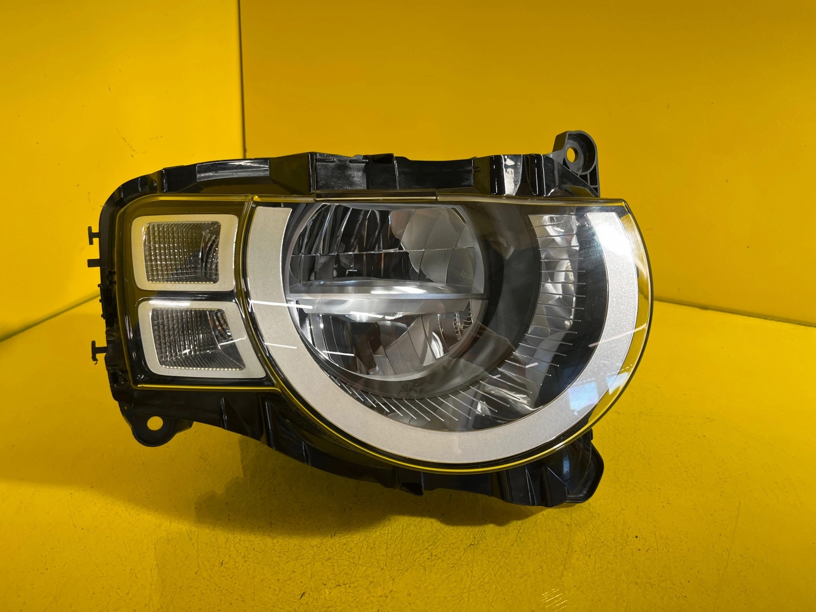 Far Dreapta Land Rover Defender 2 LED