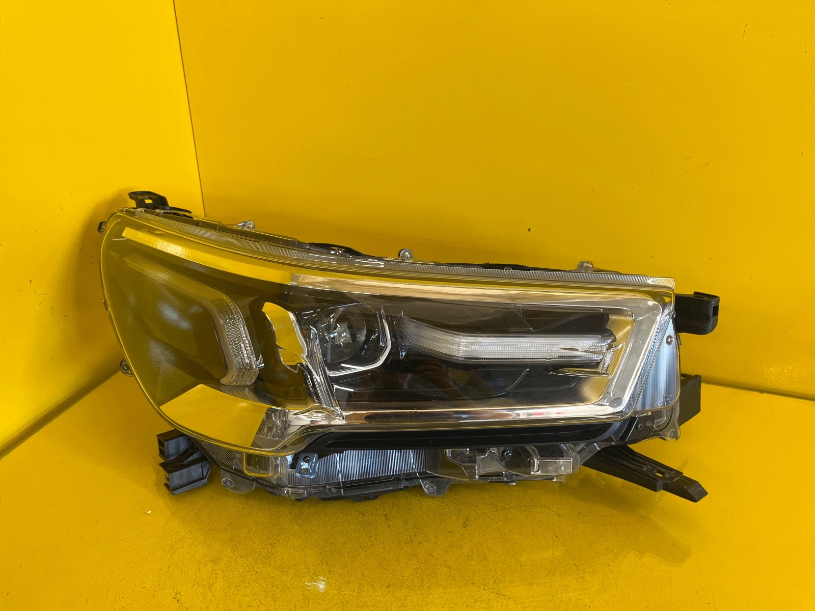 Far Dreapta Toyota Hilux VIII Lift Full LED