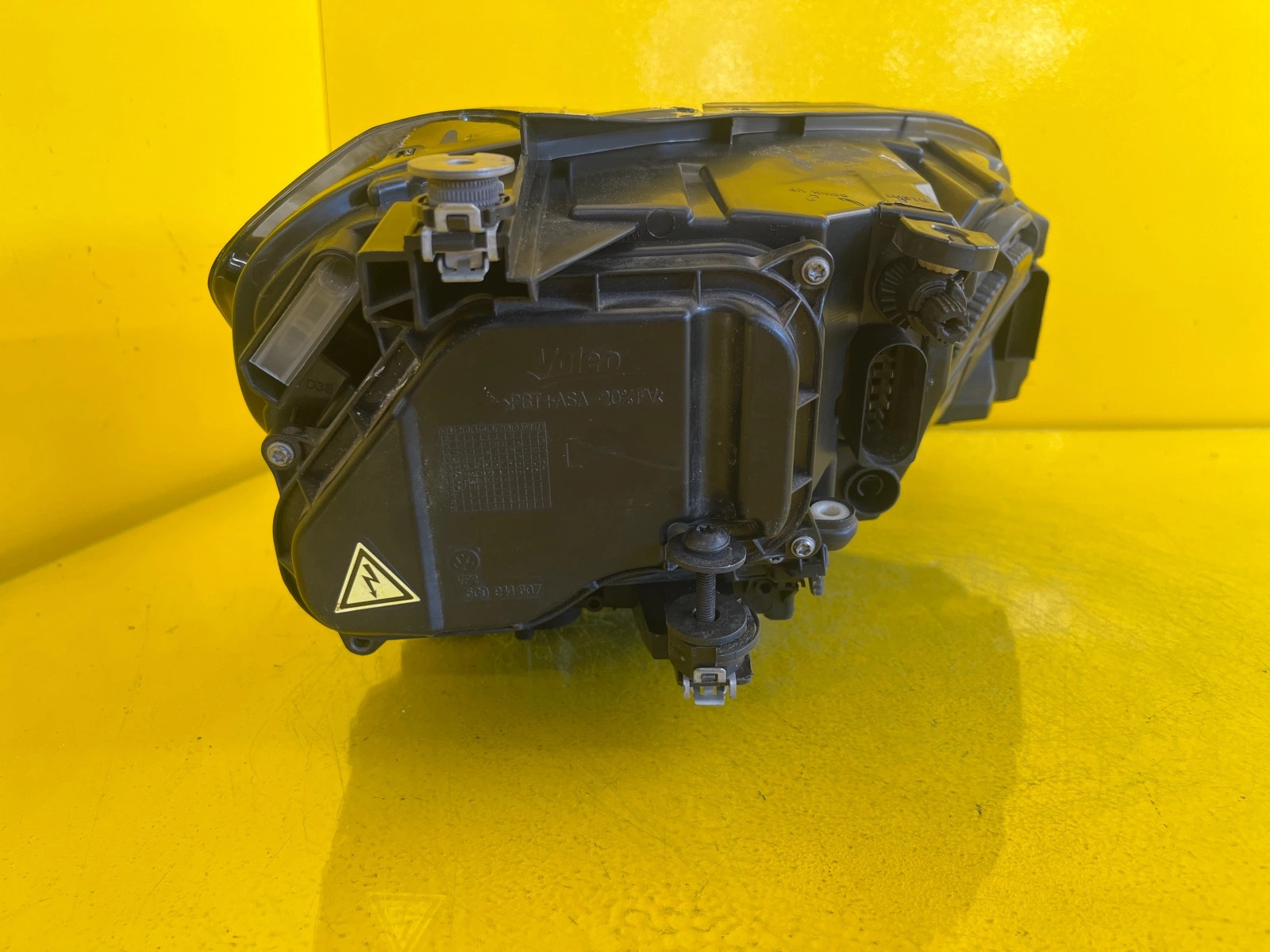 Far VW Golf VII GTI Xenon - Image 4