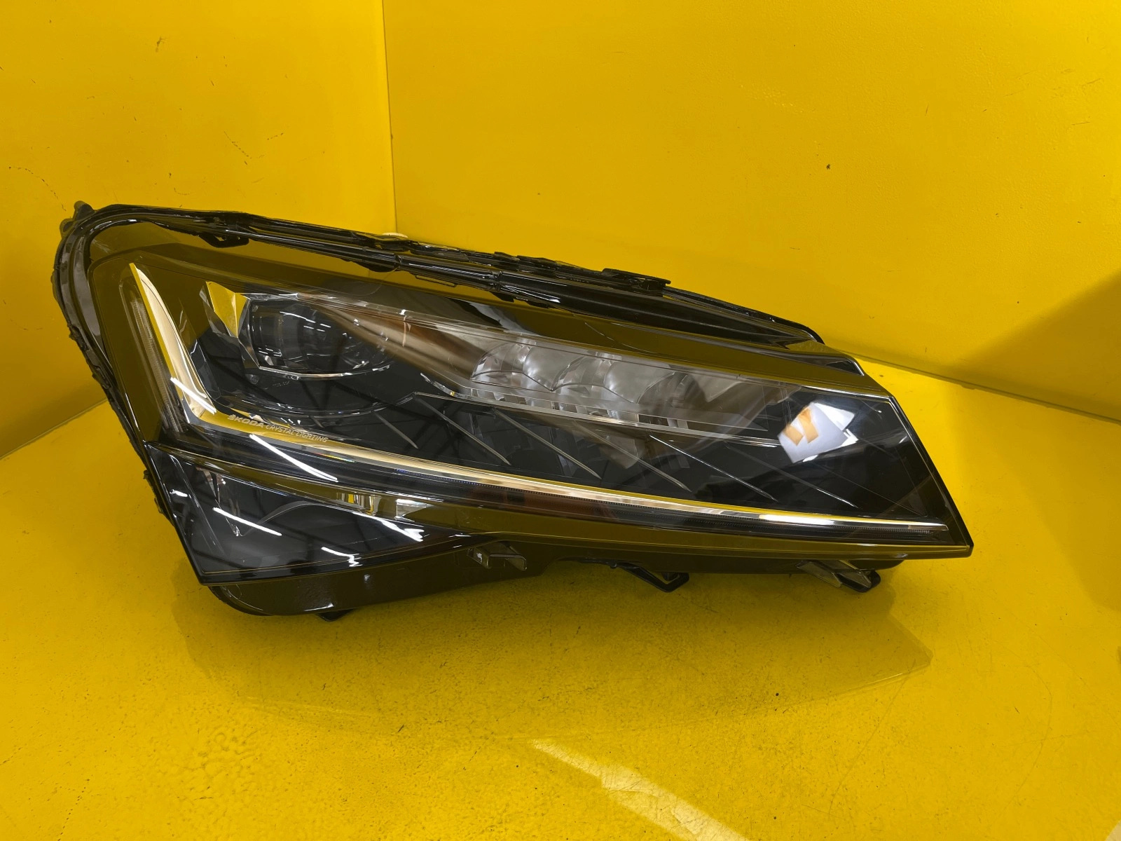 Far Dreapta Skoda Superb III Xenon