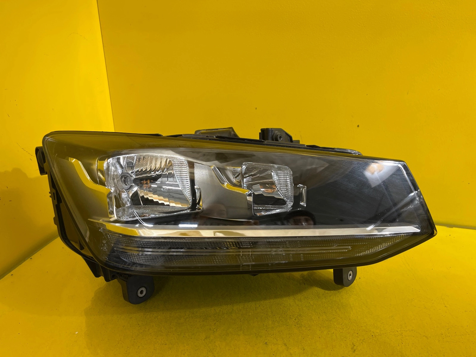 Far Dreapta Audi Q2 Full LED