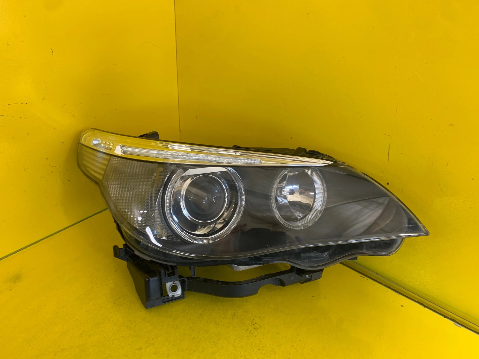 Far dreapta Bi-Xenon BMW Seria 5 E60 2003-2006 OEM 20347