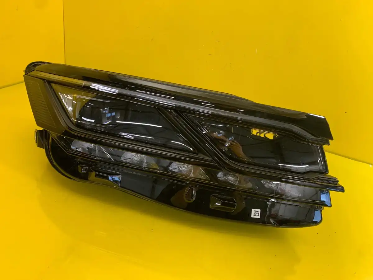 Far Dreapta VW Touareg 761 R Line Full LED