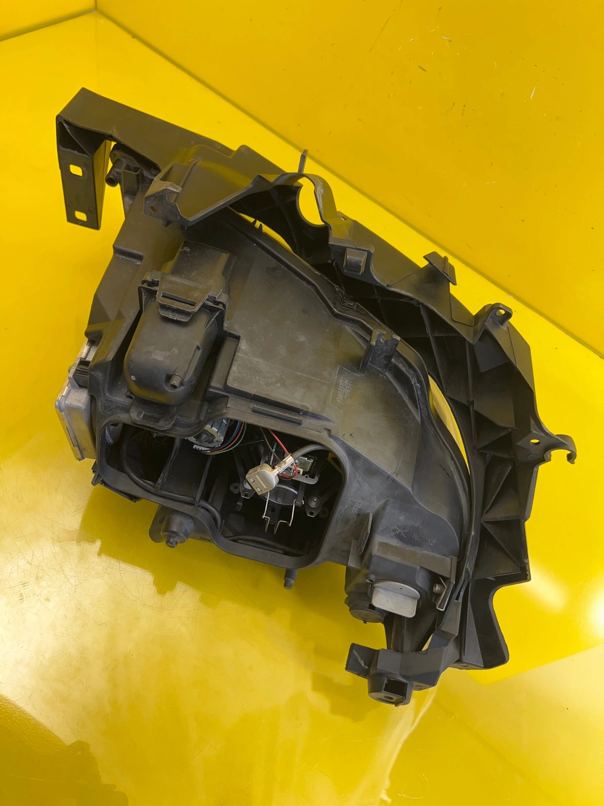 Far Stanga BMW Seria 3 E90 Bixenon - Image 5