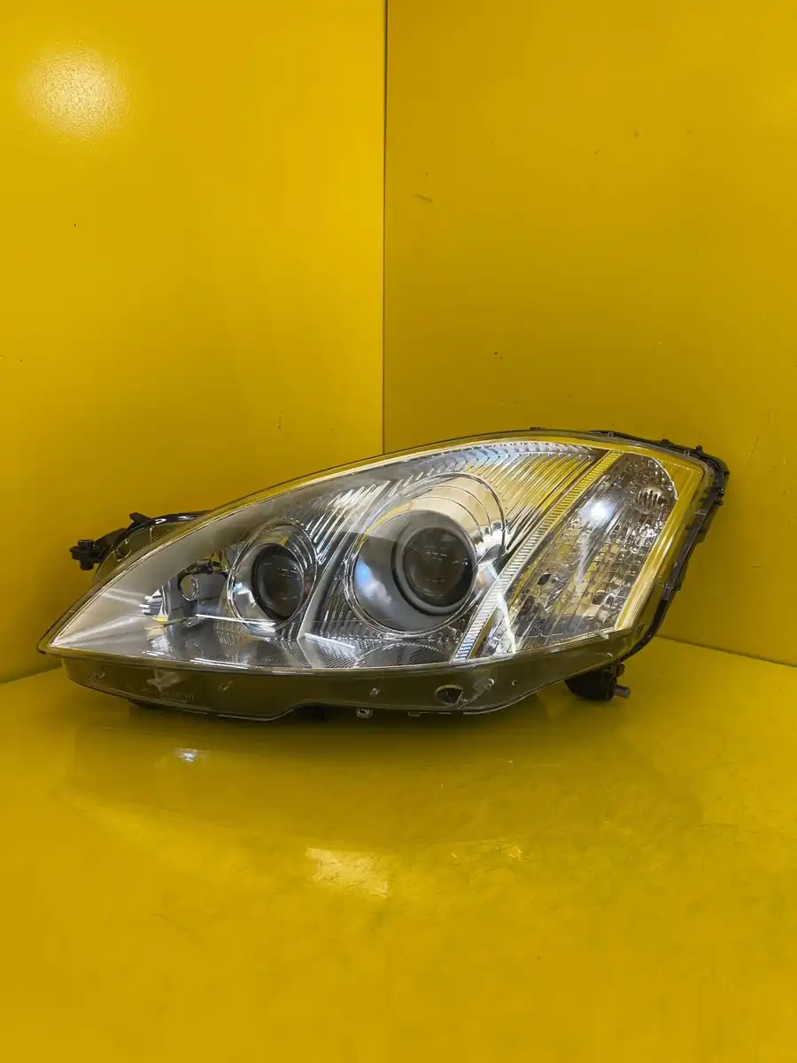 Far Mercedes S-Class W221 Bixenon