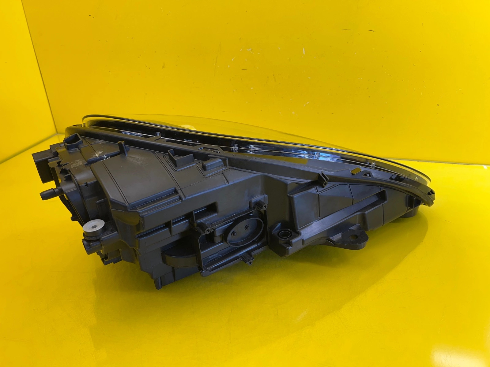 Far Porsche Macan 95B Xenon - Image 3