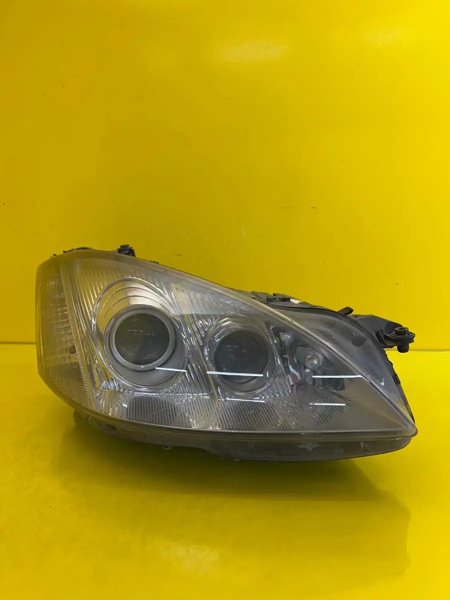 Far Dreapta Mercedes S-Class W221 Bixenon