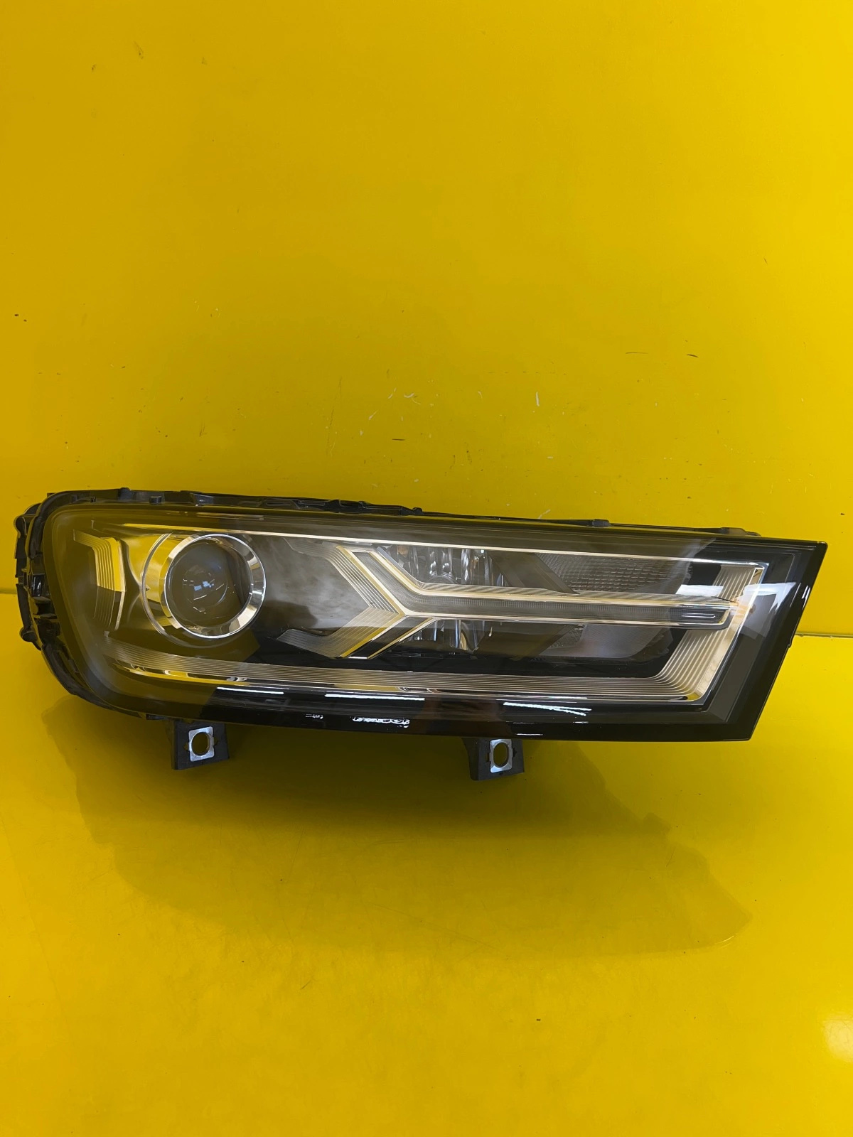 Far Dreapta Audi Q7 Bixenon