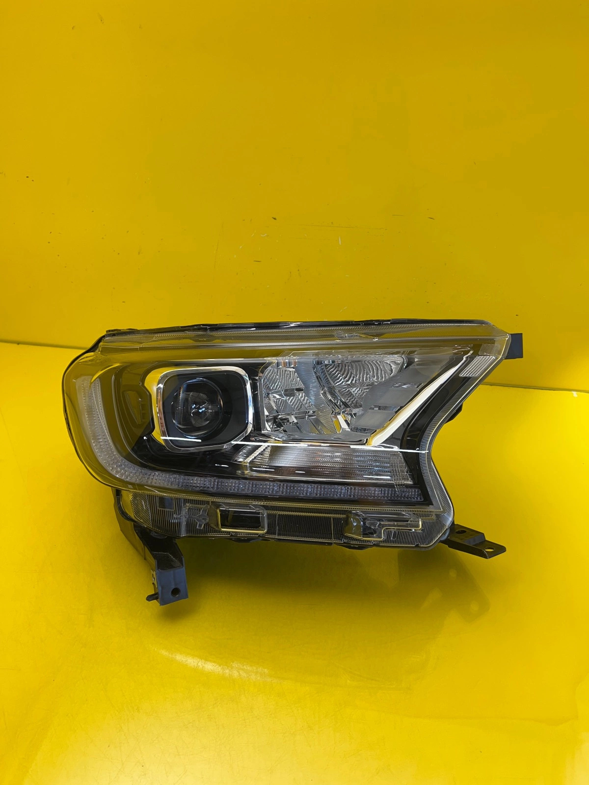 Far Dreapta Ford Ranger Raptor 18 Xenon