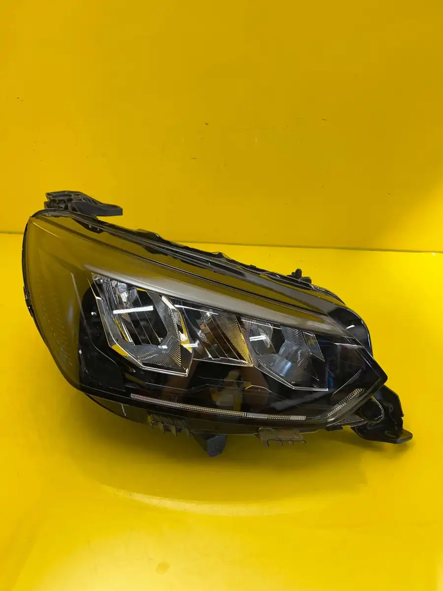 Far Dreapta Peugeot 2008 II 19- LED