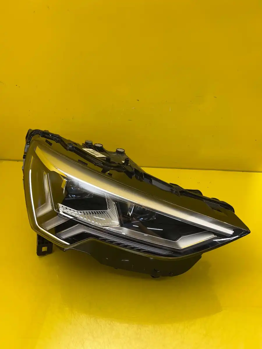 Far Dreapta Audi Q3 Matrix Full LED