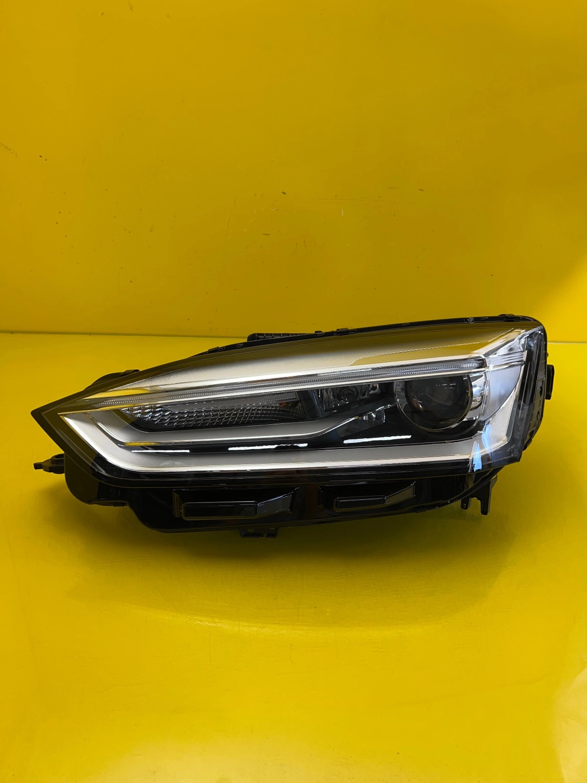 Far stânga Bi-Xenon 2016-2020 OEM 28291
