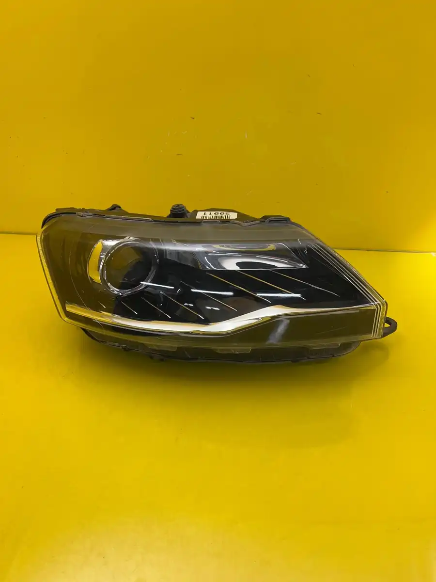 Far Dreapta Skoda Rapid Lift Bixenon