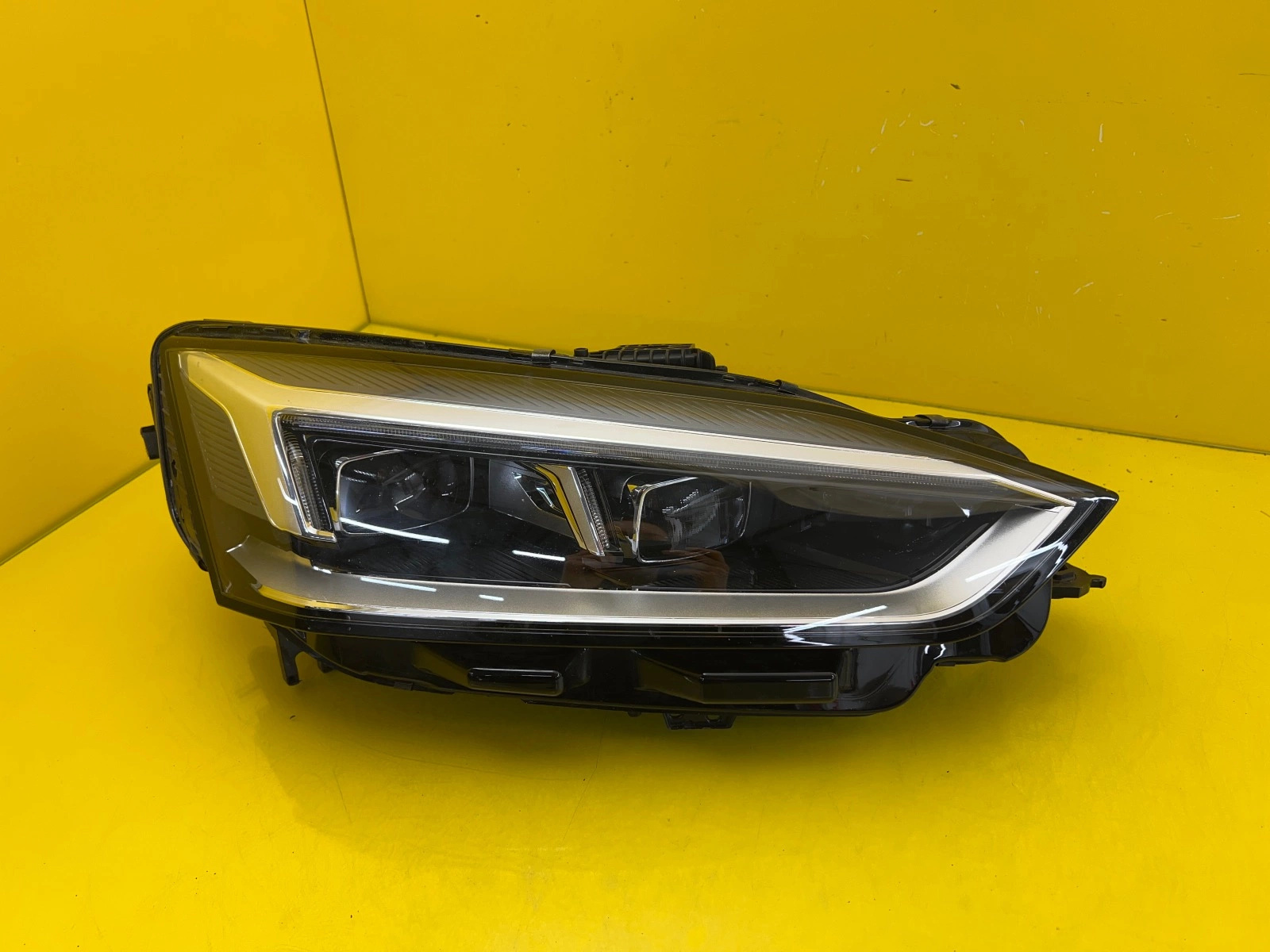 Far dreapta Full LED OEM 30027