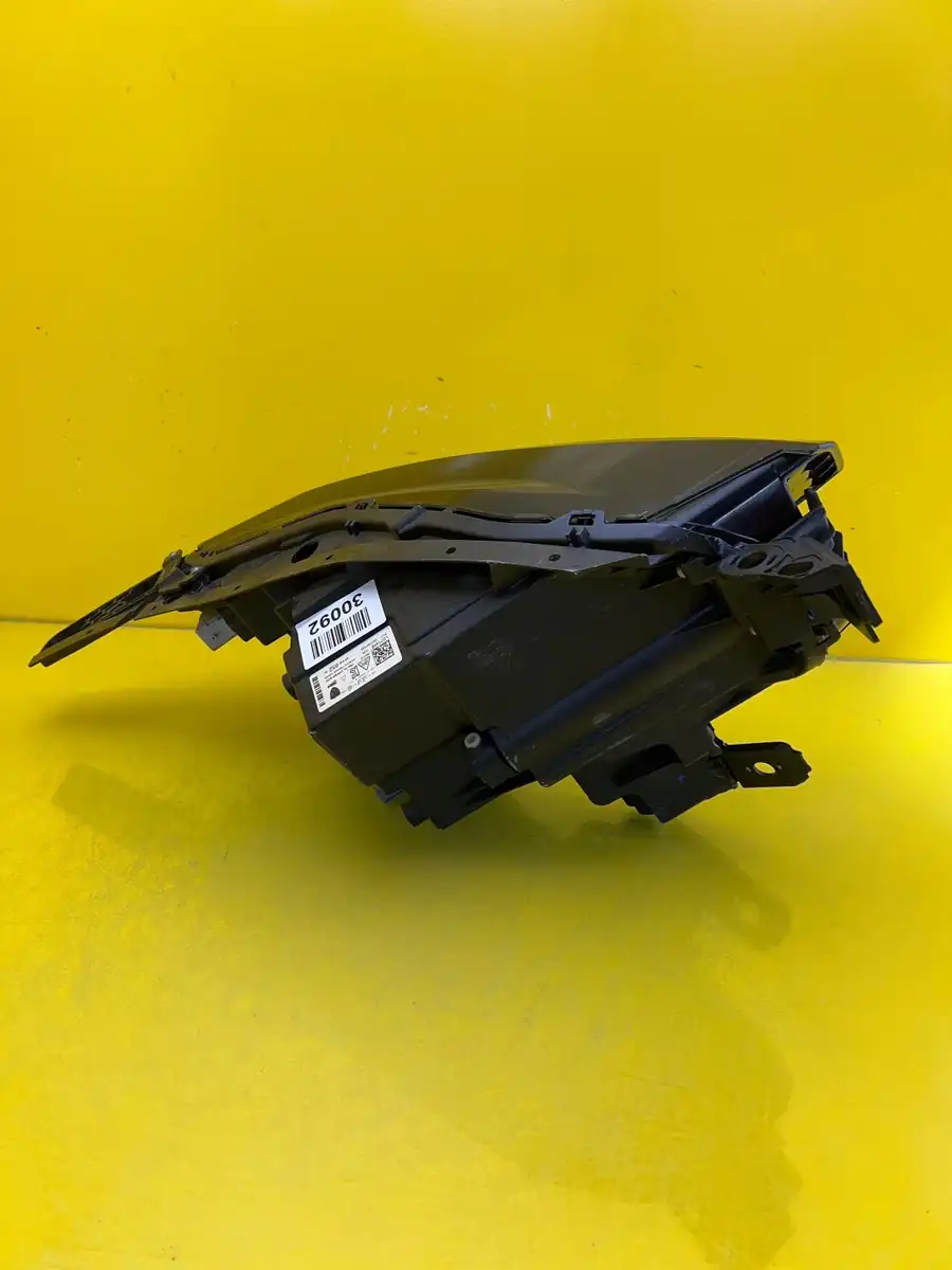 Far Peugeot 3008 III 23- Full LED