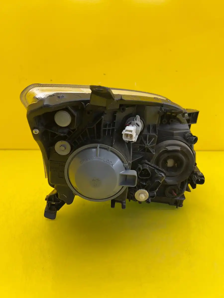 Far Toyota Avensis 2 II T25 Xenon