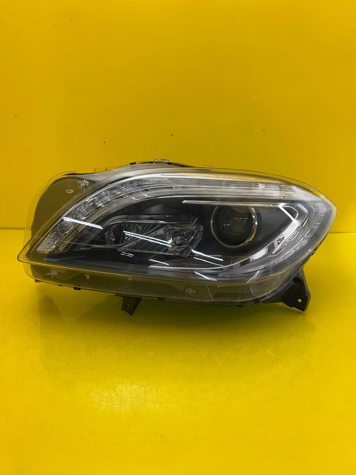 Far stânga LED Bi-Xenon OEM 30234