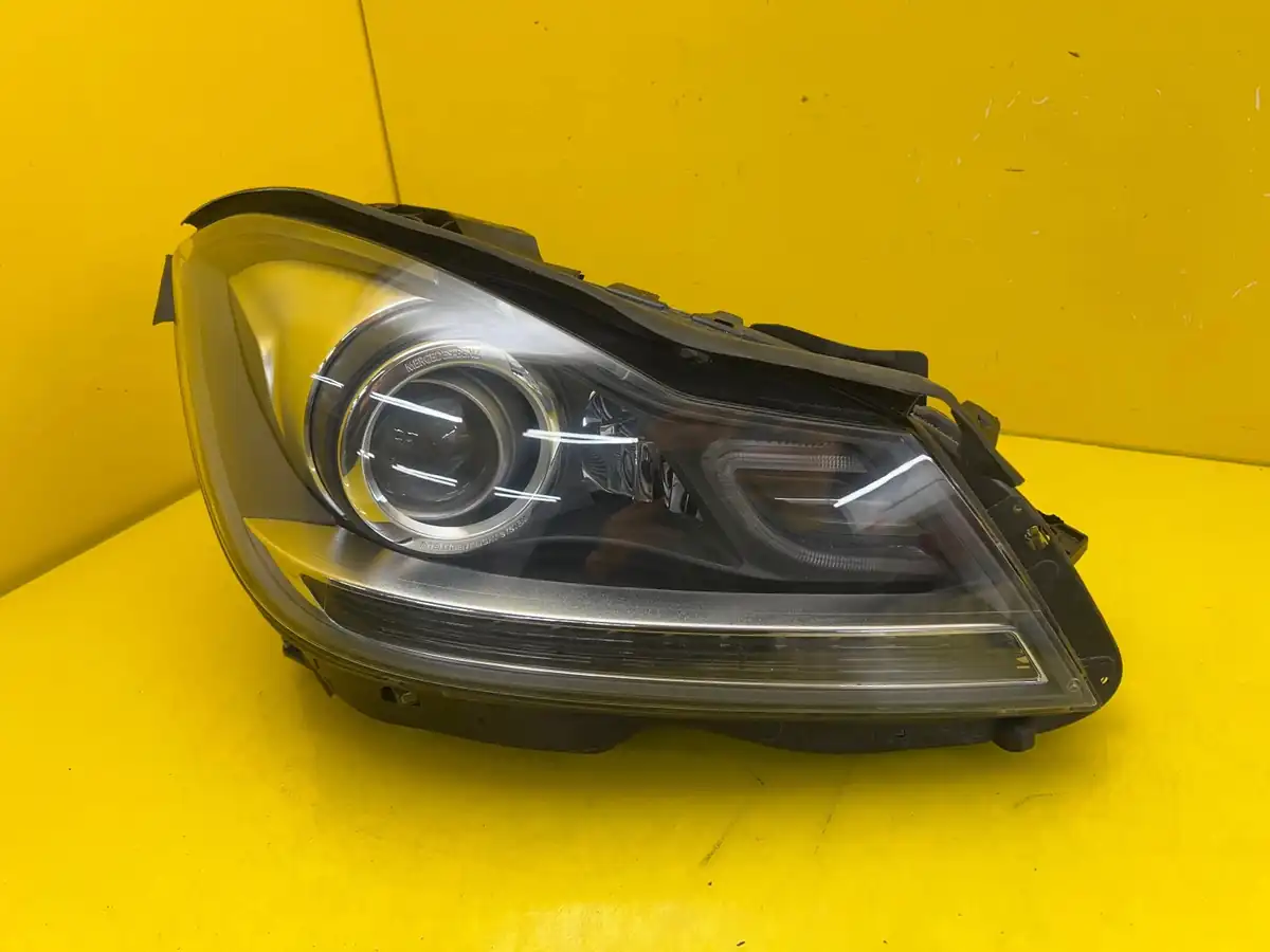 Far Dreapta Mercedes C-Class W204 Lift Bixenon