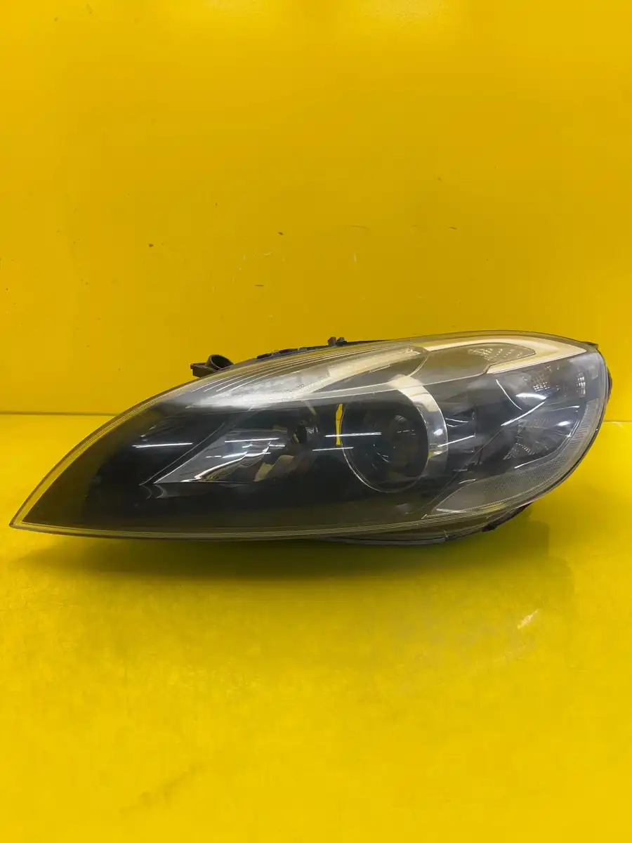 Far Stanga Volvo V40 12 Xenon