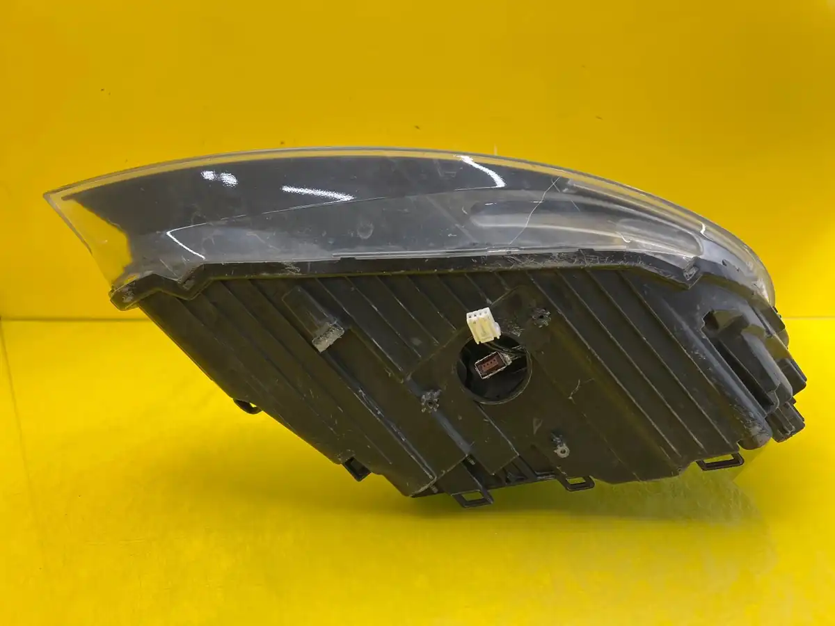 Far Stanga Volvo V40 12 Xenon