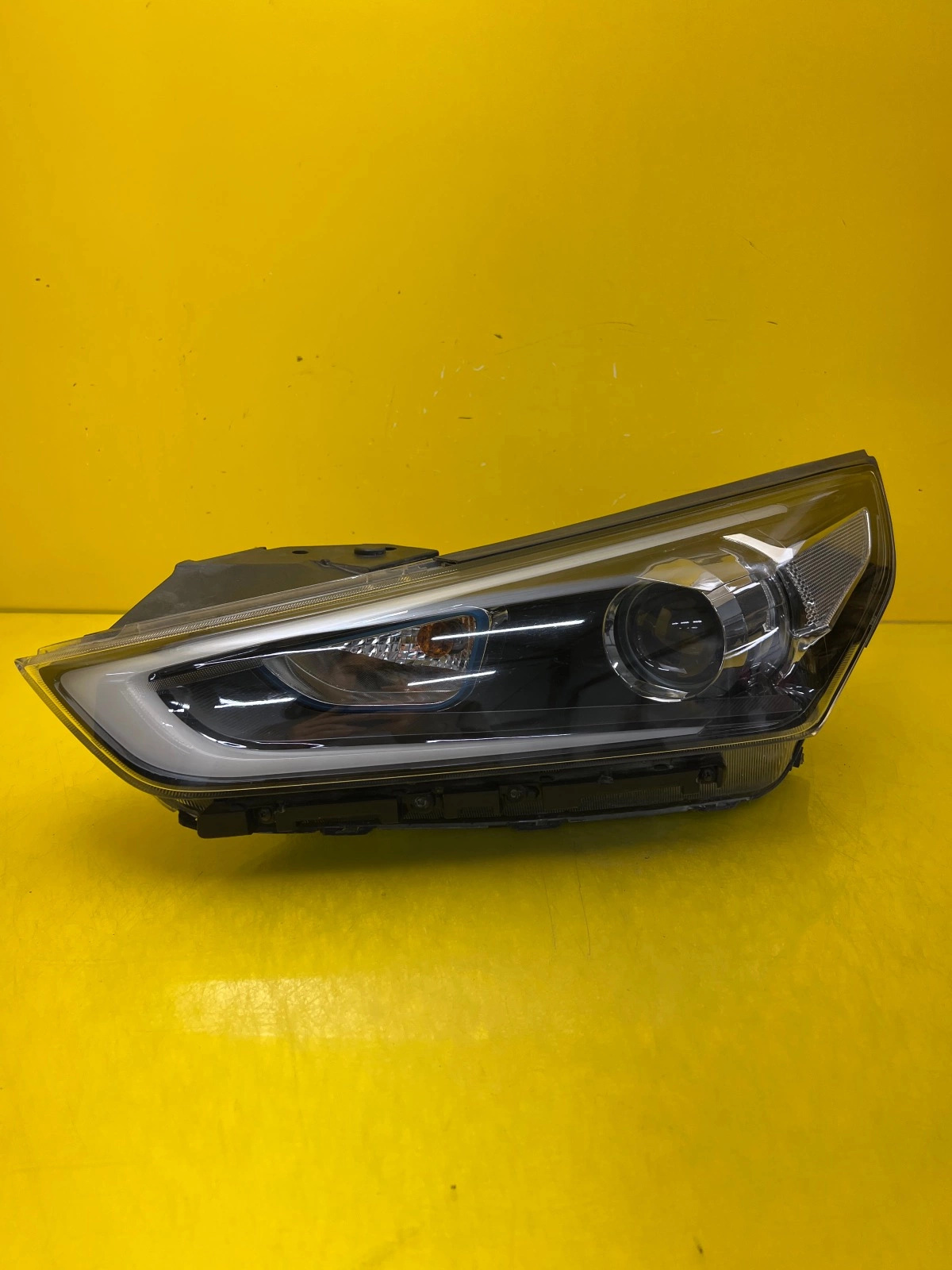 Far Hyundai Ioniq Xenon