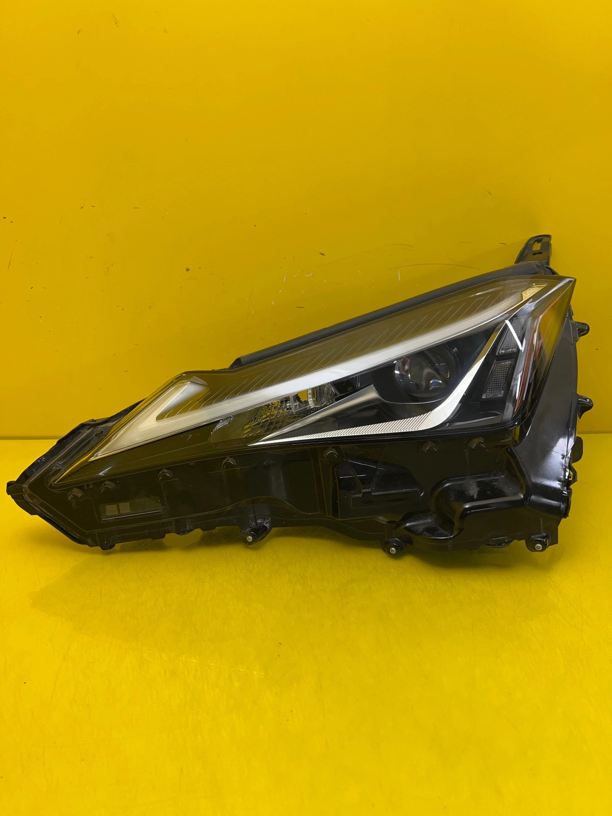 Far Lexus Ux UX250H Lift 18- Full LED