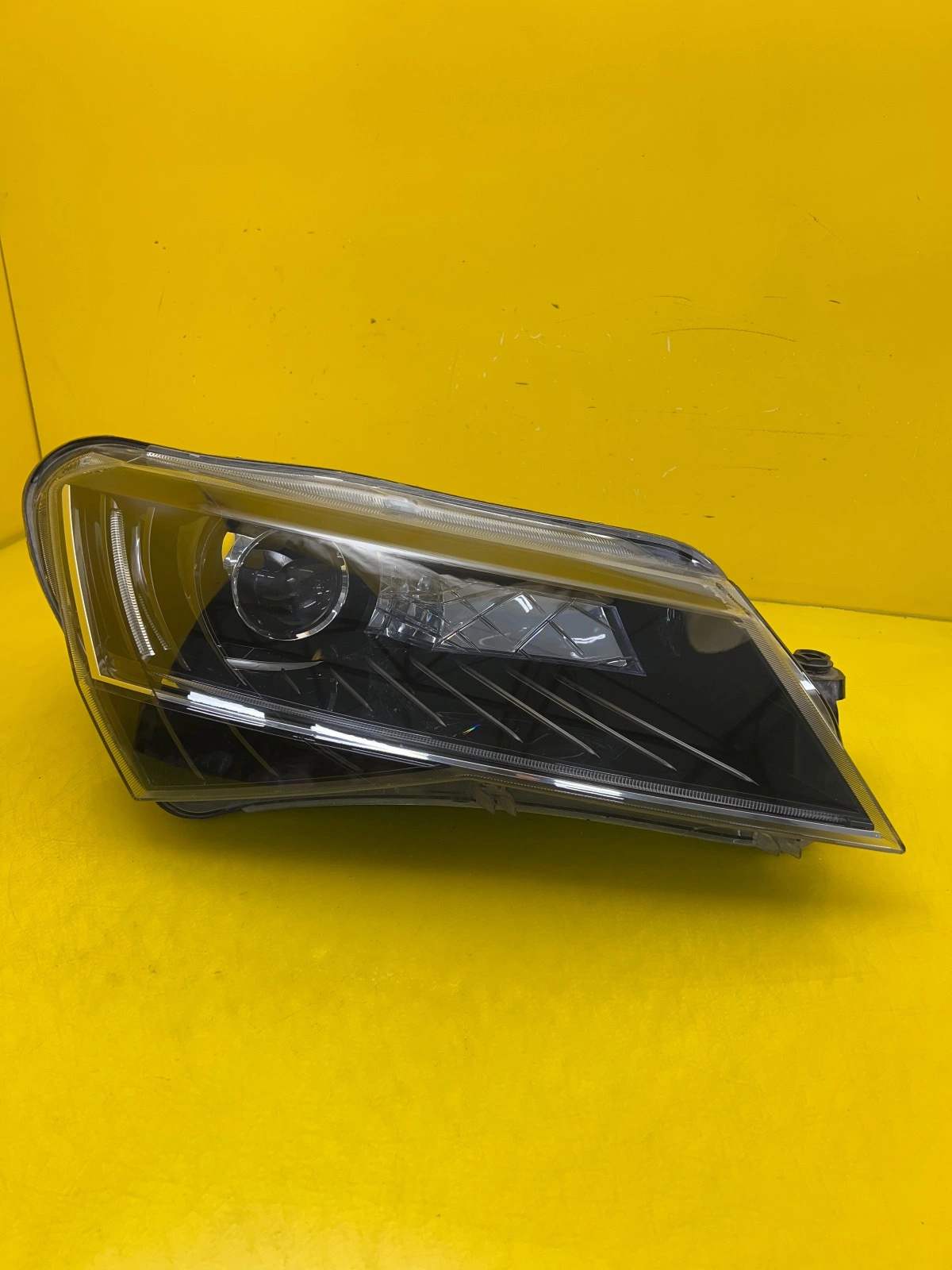 Far Dreapta Skoda Superb III Bixenon