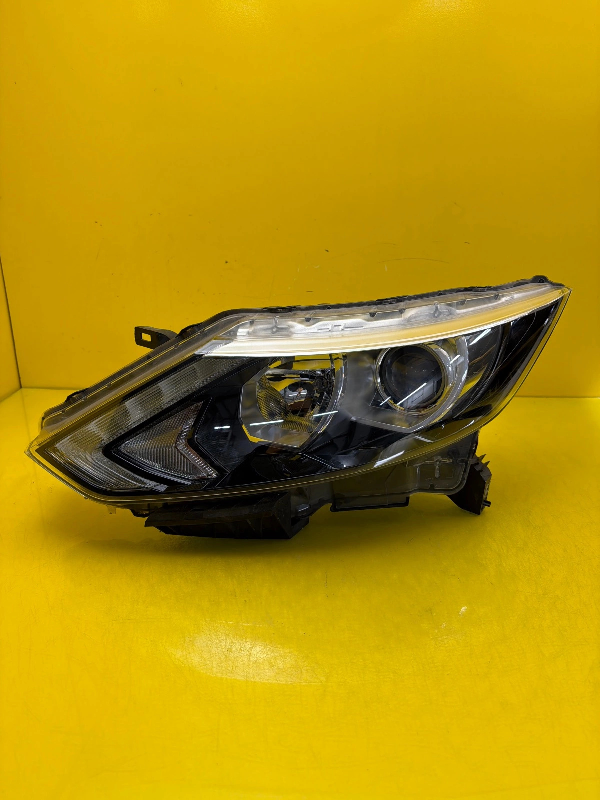 Far Stanga Nissan Qashqai 18013 LED