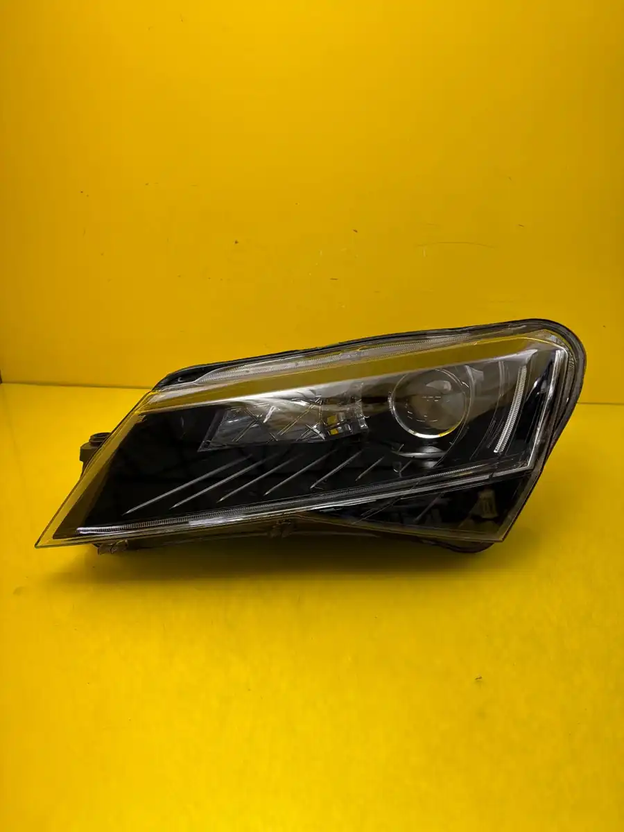 Far Skoda Superb III Xenon