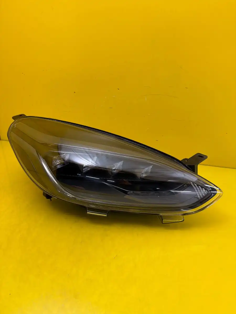 Far Dreapta Ford Fiesta MK8 L1BB–Ce z Full LED