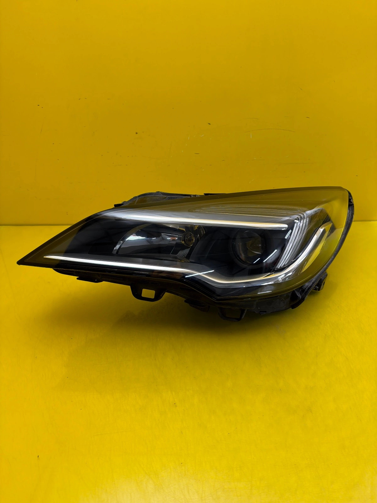 Far Stanga Opel Przod Astra LED