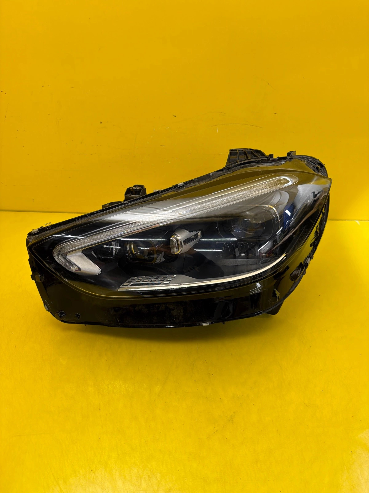 Far Stanga Mercedes Klasa W206 Digital Light