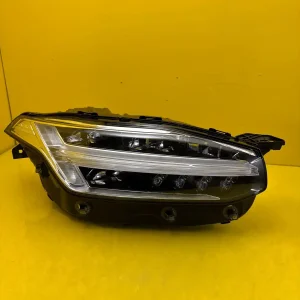 Far Dreapta Volvo XC90 Full LED