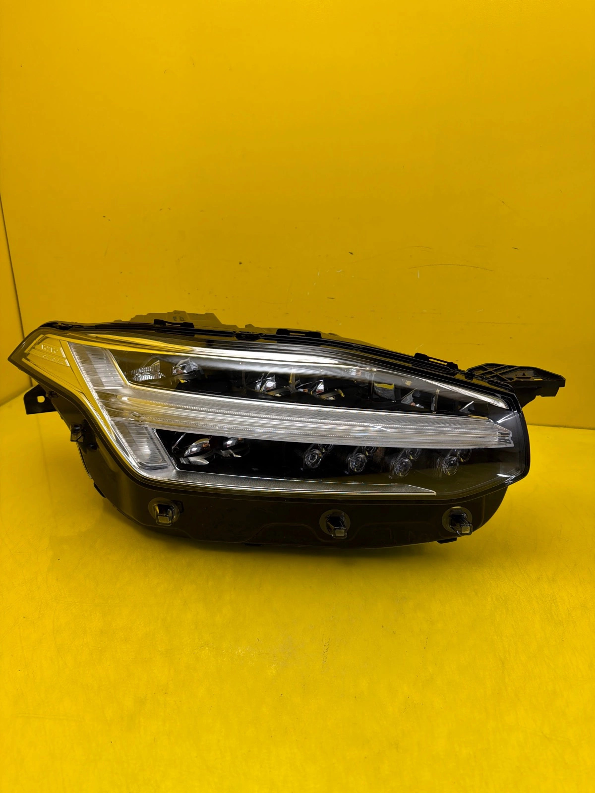 Far Dreapta Volvo XC90 Full LED