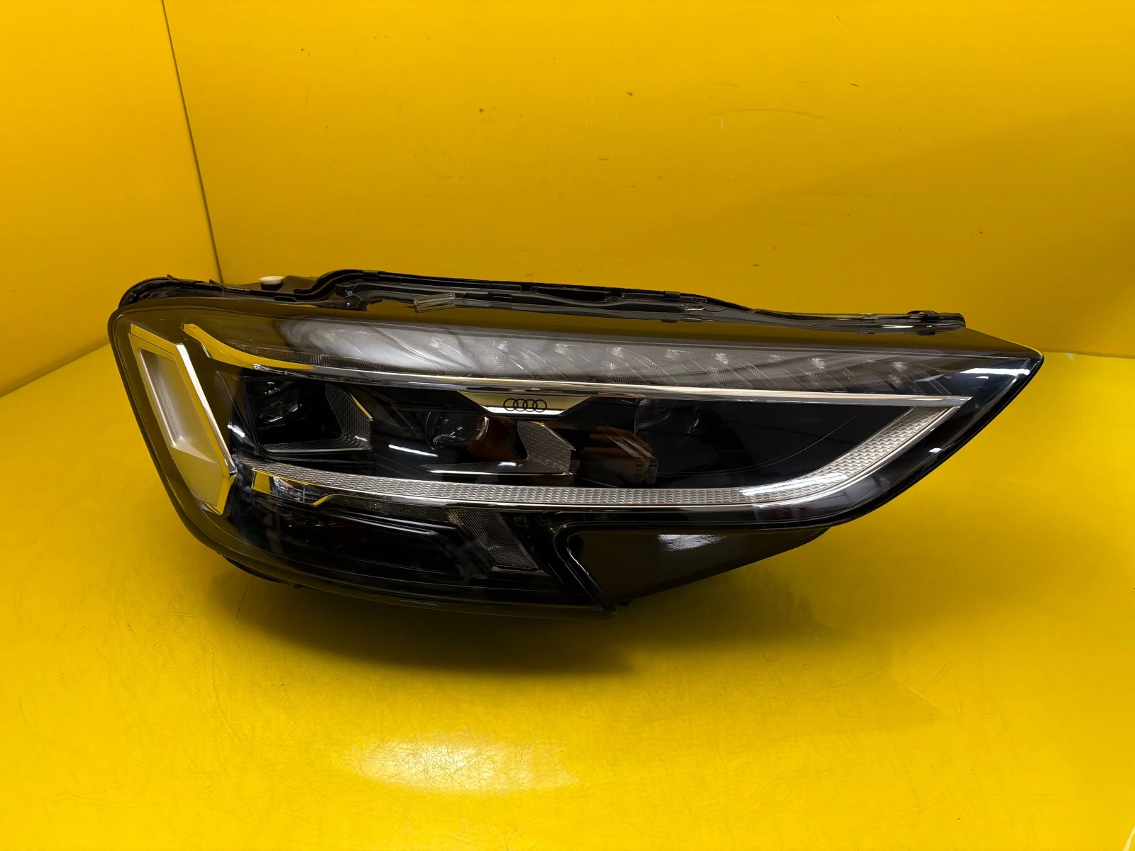Far dreapta Full LED Facelift OEM 32648