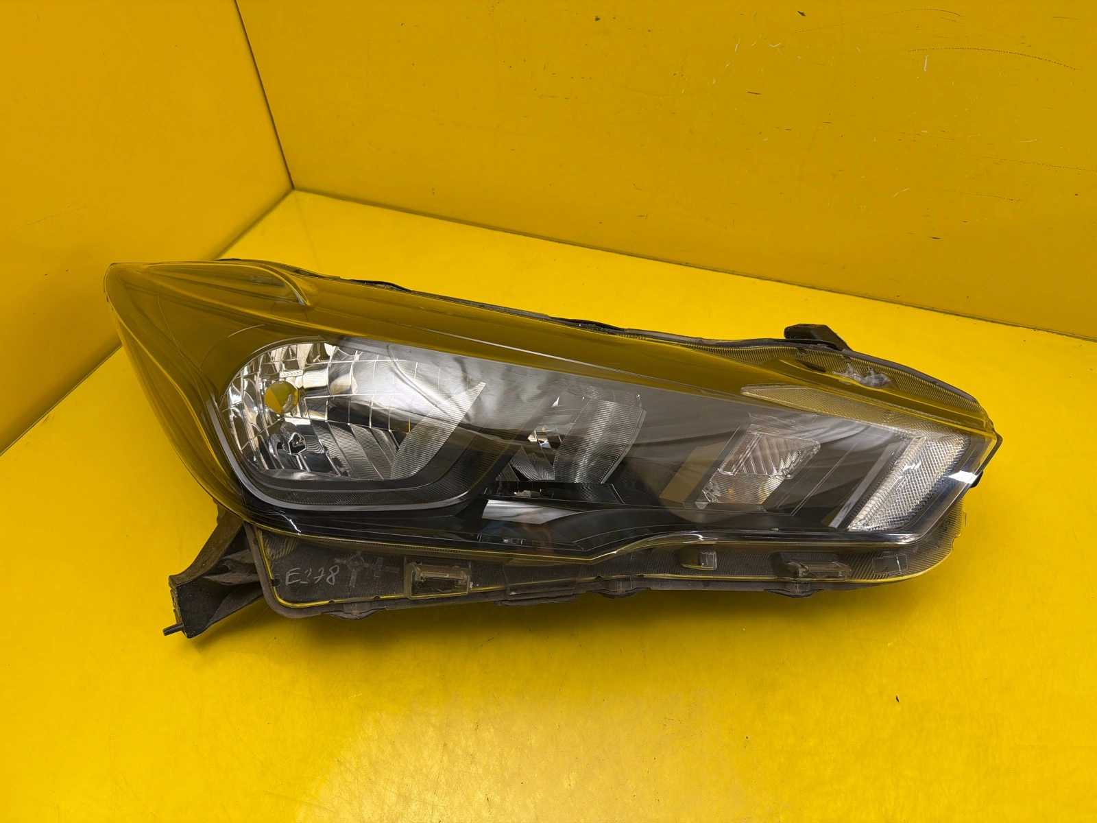 Far Dreapta Nissan Micra K14 18728 LED