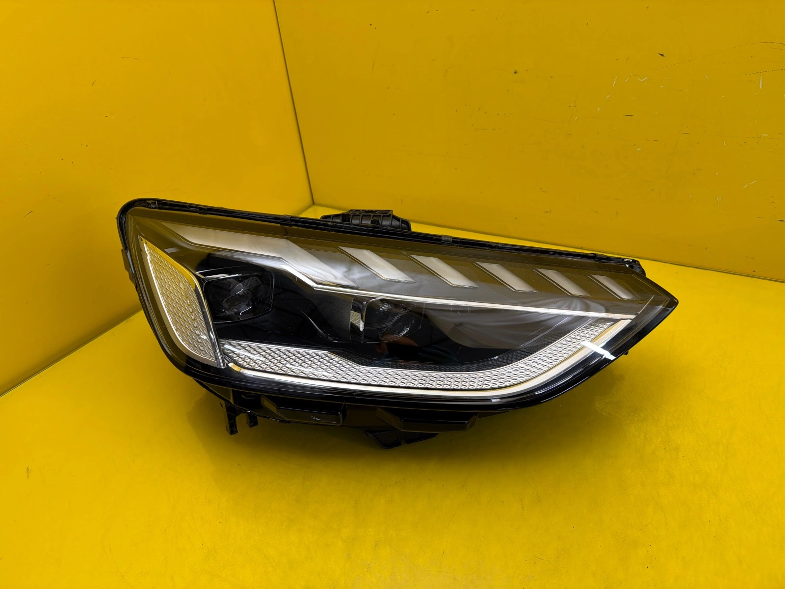 Far Dreapta Audi A4 B9 Lift Matrix LED
