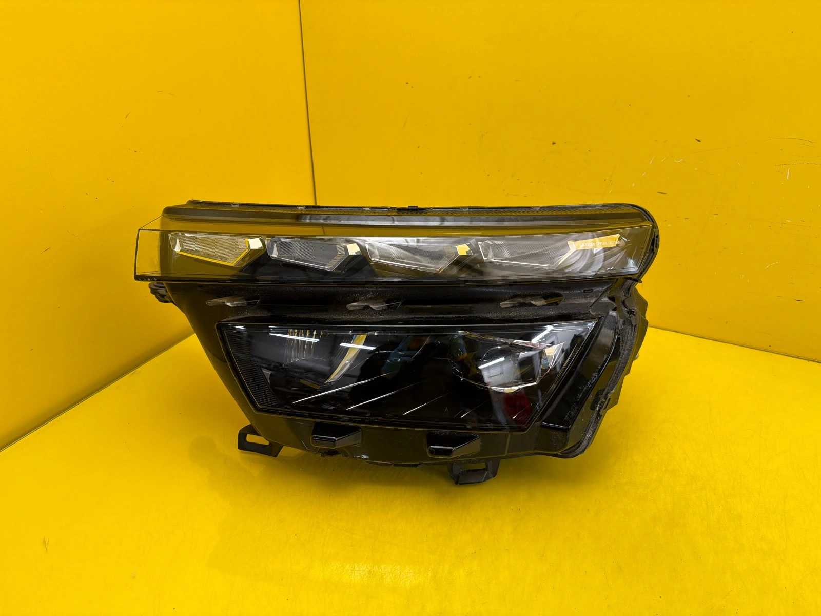 Far stânga Full LED 2019-2023 OEM 32804