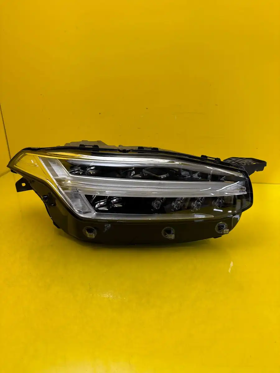 Far Dreapta Volvo XC90 II Mid LED