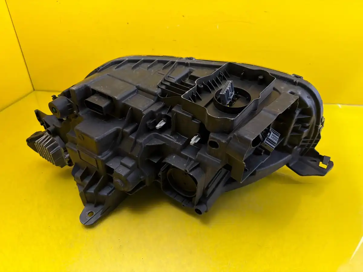 Far Dreapta Volvo XC90 II Mid LED