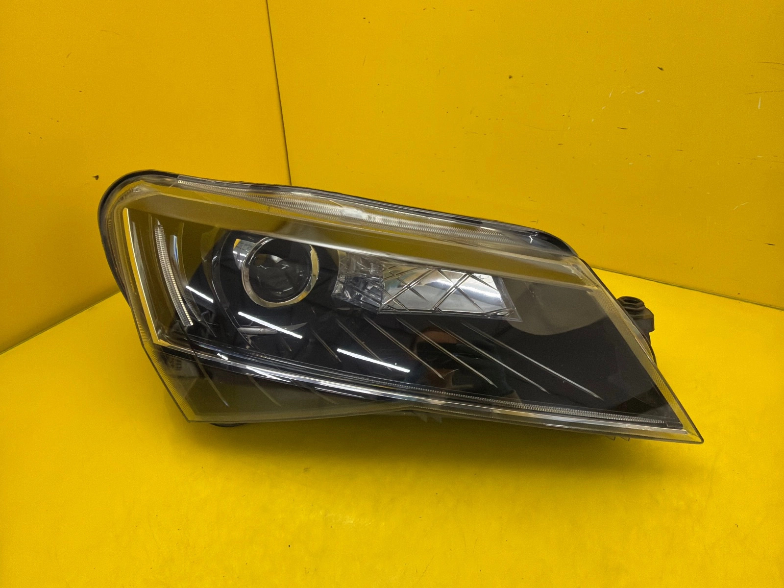 Far Dreapta Skoda Superb III Xenon