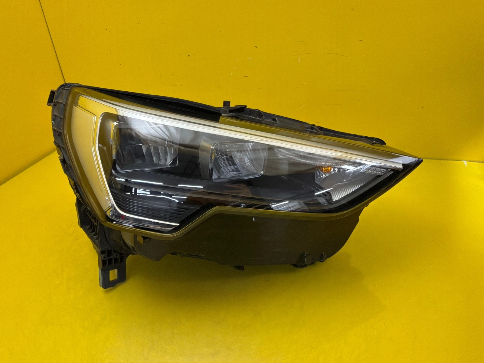 Far Dreapta Audi Q3 83A Matrix Full LED