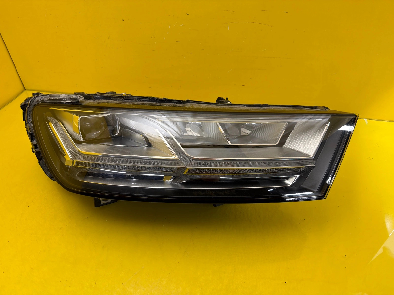 Far dreapta Full LED OEM 33098