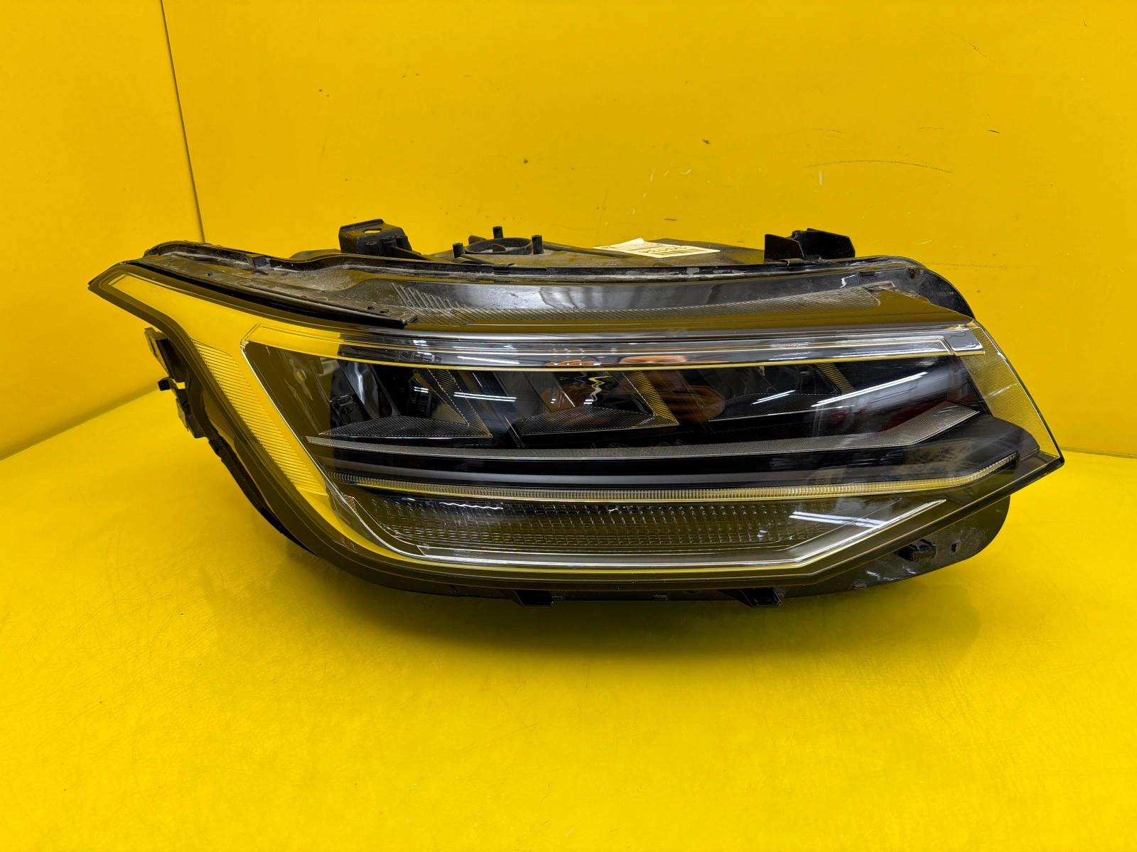 Far Dreapta VW Tiguan Allspace 5NN Full LED