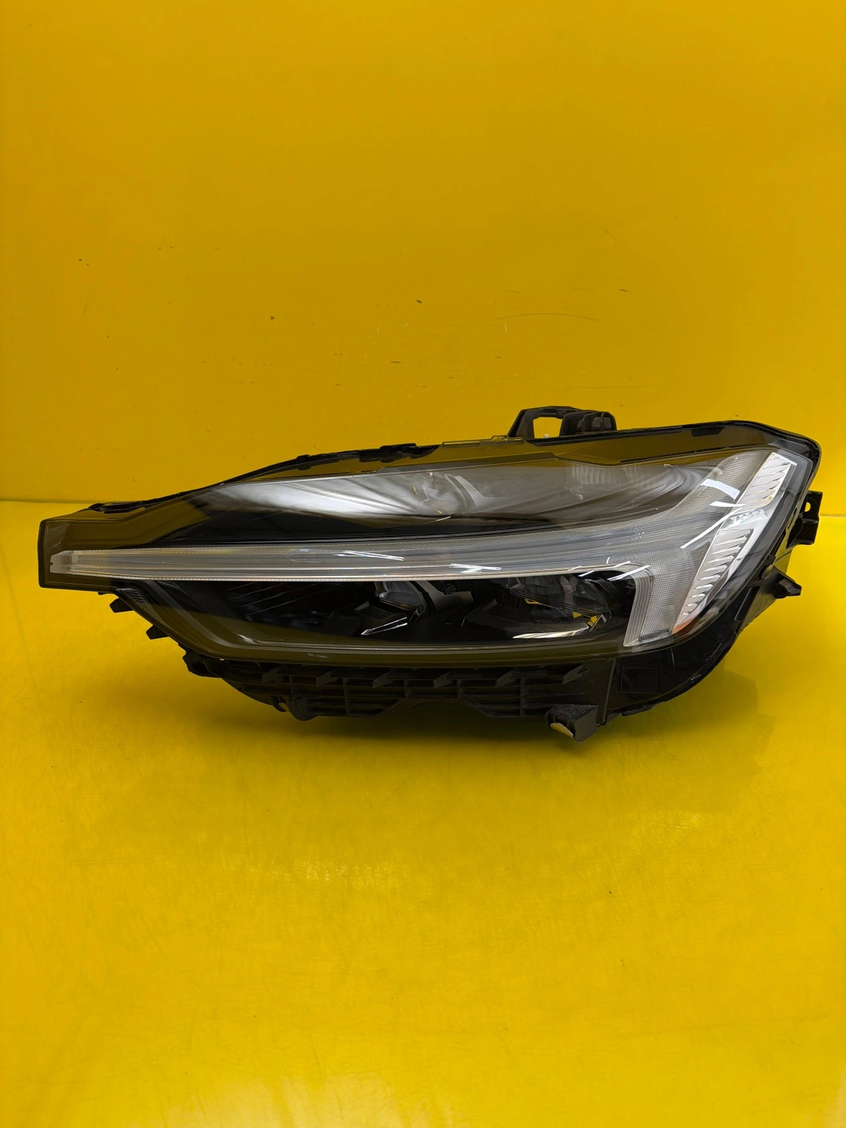 Far Volvo XC60 II Lift Mid LED