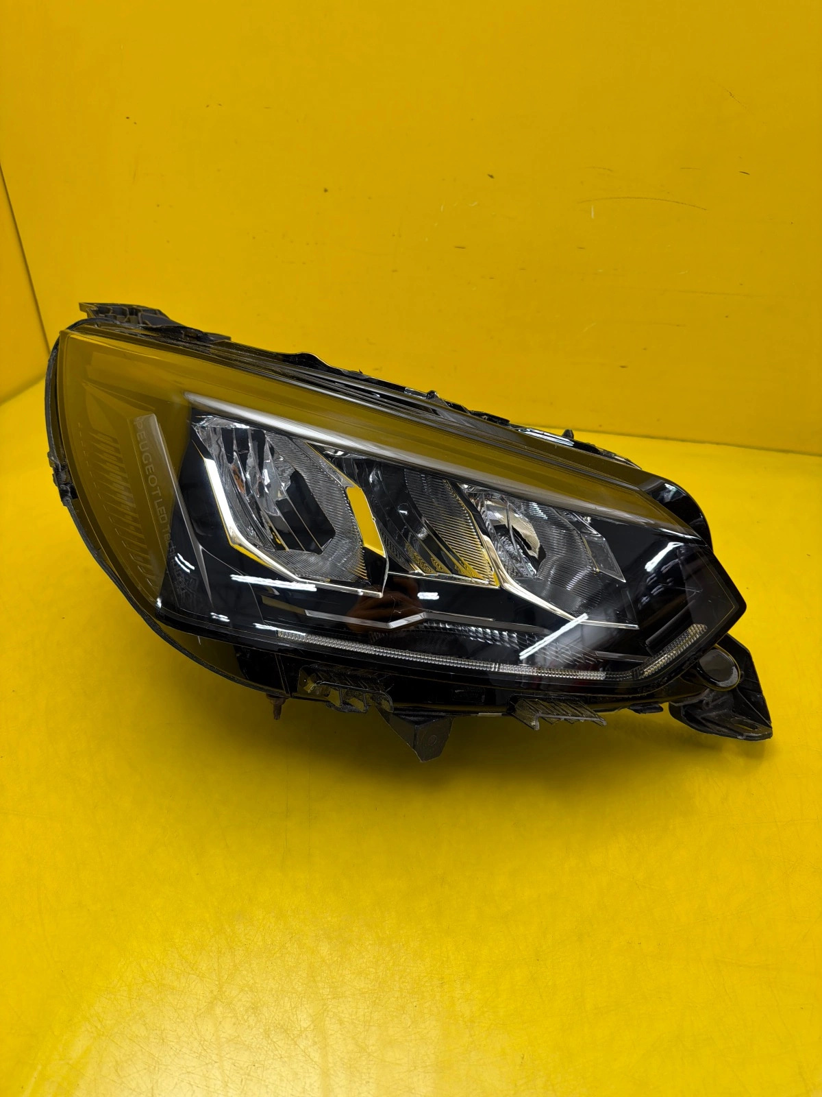 Far Dreapta Peugeot 2008 II 19- LED